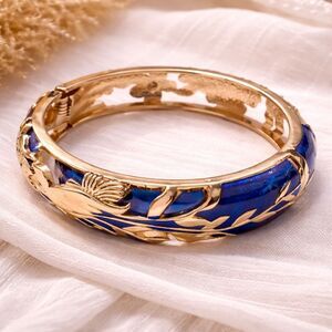 Vintage JIU LONG XING Gold Tone Enameled and Cutout Hinged Bird Theme Bangle